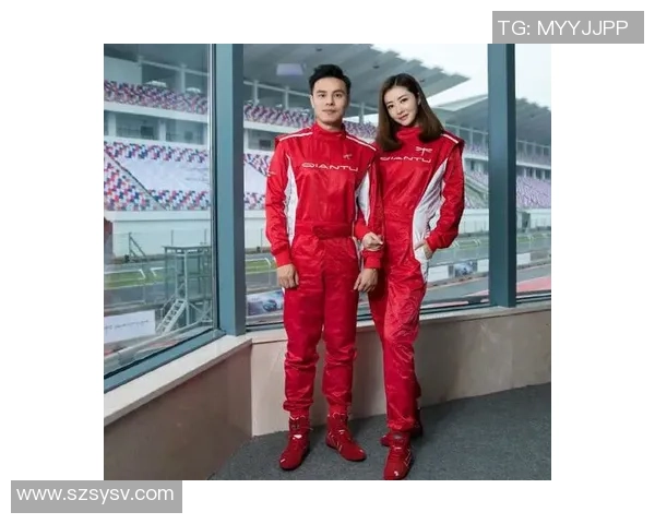 足球巨星定妆照两位球员同框展现英姿凝聚未来荣耀与期待